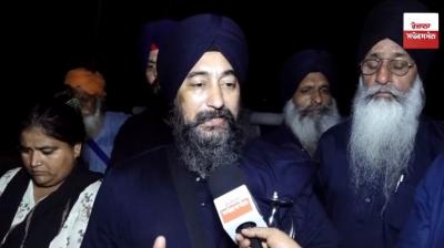 ਪੱਤਰਕਾਰਾਂ ਨਾਲ ਭਾਈ ਬਲਦੇਵ ਸਿੰਘ ਵਡਾਲਾ ਗੱਲਬਾਤ ਕਰਦੇ ਹੋਏ 