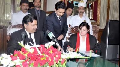 ਆਲੀਆ ਨੀਲਮ ਚੀਫ਼ ਜਸਟਿਸ ਦੀ ਸਹੁੰ ਚੁੱਕਦੇ ਹੋਏ 