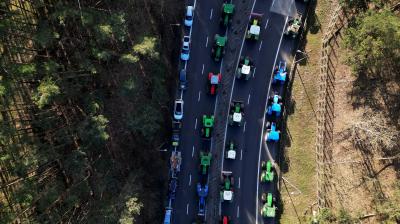 Polish farmers block highway at border crossing with Germany