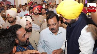 ‘ਭਗਵੰਤ ਮਾਨ ਸਰਕਾਰ, ਤੁਹਾਡੇ ਦਆਰ’ ਮੁਹਿੰਮ ਤਹਿਤ ਸੁਵਿਧਾ ਕੈਂਪਾਂ ’ਚ ਆਮ ਲੋਕਾਂ ਦੀਆਂ ਮੁਸ਼ਕਿਲਾਂ ਦਾ ਕੀਤਾ ਜਾ ਰਿਹਾ ਹੱਲ