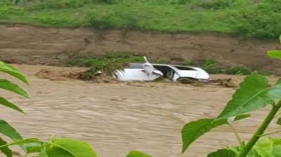 ਜੇਜੋਂ ’ਚ ਭਾਰੀ ਮੀਂਹ ਕਾਰਨ ਰੁੜ੍ਹੀ ਇਨੋਵਾ ਗੱਡੀ