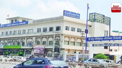 After the orders of the 'Jathedars', the saffron color marks in the Gurdwara Sahibs began to be changed.