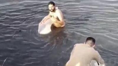 ਸਤਲੁਜ ਦਰਿਆ 'ਚੋਂ ਲਾਹਣ ਬਰਾਮਦ ਕਰਦੇ ਹੋਏ ਪੁਲਿਸ ਮੁਲਾਜ਼ਮ