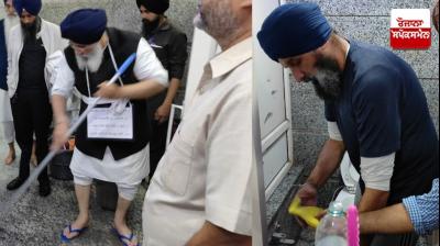  ਅਕਾਲੀ ਆਗੂ ਪਖਾਨਿਆਂ ਦੀ ਕਰ ਰਹੇ ਸਫ਼ਾਈ 