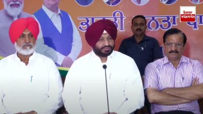  ਕੇਂਦਰੀ ਰਾਜ ਮੰਤਰੀ ਰਵਨੀਤ ਸਿੰਘ ਬਿੱਟੂ ਪੱਤਰਕਾਰਾਂ ਨਾਲ ਗੱਲਬਾਤ ਕਰਦੇ ਹੋਏ 