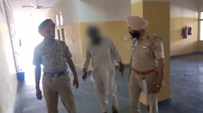 ਪੁਲਿਸ ਮੁਲਜ਼ਮ ਨੂੰ ਫੜ ਕੇ ਲਿਜਾਂਦੀ ਹੋਈ 