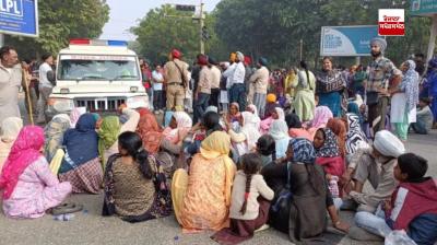 ਰੋਸ ਪ੍ਰਦਰਸ਼ਨ ਕਰਦੇ ਹੋਏ ਪਰਿਵਾਰ ਵਾਲੇ ਤੇ ਪਿੰਡ ਵਾਸੀ 