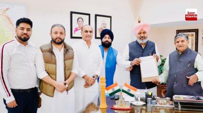 'ਆਪ' ਦਾ ਵਫ਼ਦ ਰਾਜਪਾਲ ਨੂੰ ਮੰਗ ਪੱਤਰ ਸੌਂਪਦੇ ਹੋਏ 