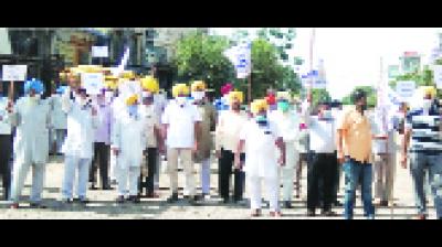 ਪੰਜਾਬ ਸਰਕਾਰ ਵਿਰੁਧ ਨਾਹਰੇਬਾਜ਼ੀ ਕਰਦੇ ਆਪ ਦੇ ਹਲਕਾ ਇੰਚਾਰਜ ਡਾ. ਚਰਨਜੀਤ ਸਿੰਘ ਤੇ ਵਰਕਰ।