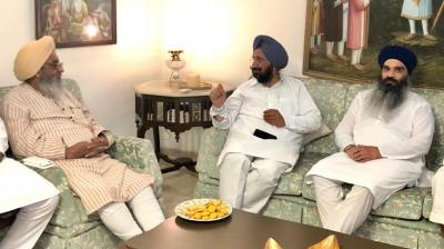 Sukhjinder Singh Randhawa calls on Baba Sarbjot Singh Bedi