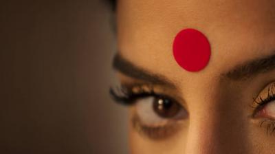  The female professor claimed that the police officer was disturbed by the dotting