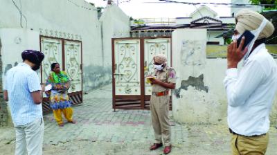 ਪਾਇਲ ਵਿਖੇ ਪੜਤਾਲ ਦੌਰਾਨ ਜਾਣਕਾਰੀ ਹਾਸਲ ਕਰਦੇ ਹੋਏ ਅਧਿਕਾਰੀ।