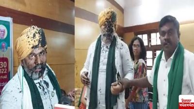 Ink thrown at farmer leader Rakesh Tikait in Bengaluru