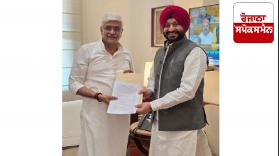 ਕੇਂਦਰੀ ਰੇਲਵੇ ਅਤੇ ਫੂਡ ਪ੍ਰੋਸੈਸਿੰਗ ਉਦਯੋਗ ਰਾਜ ਮੰਤਰੀ ਰਵਨੀਤ ਸਿੰਘ ਅਤੇ ਸੈਰ-ਸਪਾਟਾ ਮੰਤਰੀ ਗਜੇਂਦਰ ਸ਼ੇਖਾਵਤ