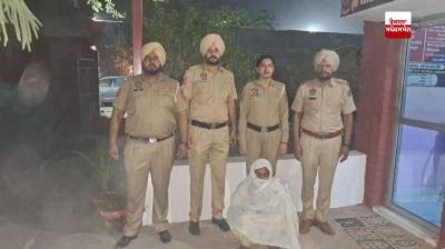 ਪੁਲਿਸ ਗ੍ਰਿਫ਼ਤਾਰ ਕੀਤੀ ਗਈ ਮਹਿਲਾ ਬਾਰੇ ਜਾਣਕਾਰੀ ਦਿੰਦੀ ਹੋਈ  