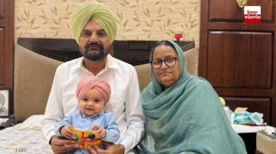 ਸਿੱਧੂ ਮੂਸੇਵਾਲਾ ਦੇ ਪਿਤਾ ਬਲਕੌਰ ਸਿੰਘ ਅਤੇ ਮਾਤਾ ਚਰਨ ਕੌਰ ਨਿੱਕੇ ਸਿੱਧੂ ਦੀ ਦਸਤਾਰ ਬੰਨ੍ਹੀ ਤਸਵੀਰ ਕੀਤੀ ਸਾਂਝੀ 