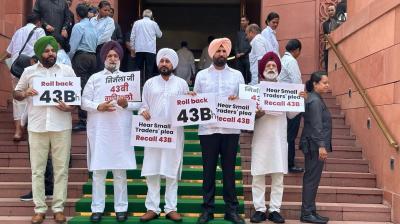 ਪੰਜਾਬ ਕਾਂਗਰਸ ਦੇ ਸੰਸਦ ਮੈਂਬਰ ਸਾਂਸਦ ਦੀ ਇਮਾਰਤ ਦੇ ਬਾਹਰ ਫਾਇਨੈਂਸ ਐਕਟ 2023 ਦੀ ਧਾਰਾ 43B(h)ਦੀ ਤੁਰੰਤ ਵਾਪਸੀ ਦੀ ਮੰਗ ਕਰਦੇ ਹੋਏ 