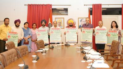 ਮੁੱਖ ਮੰਤਰੀ ਭਗਵੰਤ ਮਾਨ ‘ਹਰ ਸ਼ੁੱਕਰਵਾਰ, ਡੇਂਗੂ 'ਤੇ ਵਾਰ’ ਮੁਹਿੰਮ ਦਾ ਪੋਸਟਰ ਰਿਲੀਜ਼ ਕਰਦੇ ਹੋਏ 