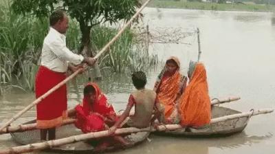 ਕਸਤੀ ਰਾਹੀਂ ਲੋਕ ਪਾਣੀ ਤੋਂ ਨਿਕਲਦੇ ਹੋਏ 