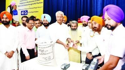 Sunil Jakhar Distributing The Check