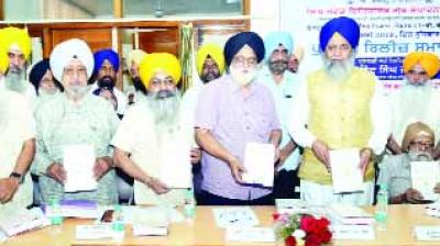 Bhai Gobind Singh Longowal Releasing Book