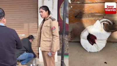 ਪੁਲਿਸ ਮੁਲਾਜ਼ਮ ਦੁਕਾਨ ਨੂੰ ਸੀਲ ਕਰਦੇ ਹੋਏ 