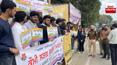 ਟ੍ਰੈਫਿਕ ਪੁਲਿਸ ਸੜਕੀ ਨਿਯਮਾਂ ਬਾਰੇ ਜਾਗਰੂਕ ਕਰਦੇ ਹੋਏ 