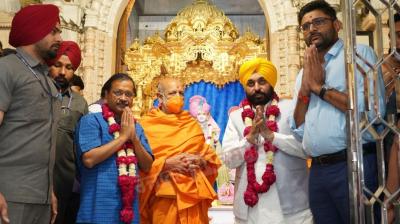 Arvind Kejriwal and CM Bhagwant Mann pay obeisance at Swami Narayan Temple