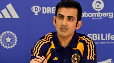 Gautam Gambhir returns india due to mother's illness