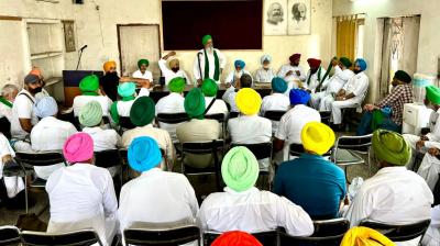 ਮੀਟਿੰਗ ਦੌਰਾਨ ਸੰਯੁਕਤ ਕਿਸਾਨ ਮੋਰਚੇ ਦੇ ਹਾਜ਼ਰ ਆਗੂ 