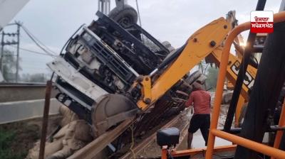 ਤਲਵੰਡੀ ਰੋਡ ’ਤੇ ਨਹਿਰਾਂ ਉਪਰ ਨਿਰਮਾਣ ਅਧੀਨ ਪੁਲ ’ਤੇ ਪਲਟਿਆ ਕੈਂਟਰ