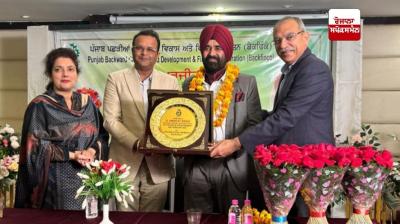 ਬੈਕਫਿੰਕੋ ਦੇ ਚੇਅਰਮੈਨ ਸੰਦੀਪ ਸੈਣੀ ਵੱਲੋਂ ਏ.ਜੀ.ਐਮ. ਅਮਰਜੀਤ ਸਿੰਘ ਨੂੰ ਉਨ੍ਹਾਂ ਦੀ ਸੇਵਾਮੁਕਤੀ ਮੌਕੇ ਨਿੱਘੀ ਵਧਾਈ