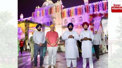 Manish Sisodia pays obeisance at Takht Sri Keshgarh Sahib