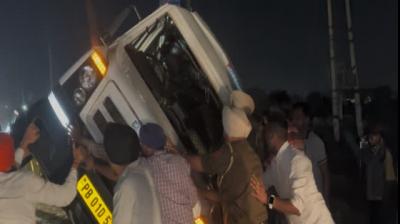  collision between tempo and tractor trolley