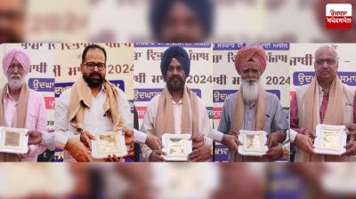  ਬਰਨਾਲਾ ਦੇ ਸਾਹਿਤਕਾਰ ‘‘ਸਰਵੋਤਮ ਪੁਸਤਕ’’ ਐਵਾਰਡ ਹਾਸਿਲ ਕਰਦੇ ਹੋਏ 