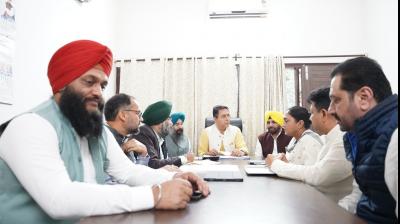 ਆਮ ਆਦਮੀ ਪਾਰਟੀ (ਆਪ) ਪੰਜਾਬ ਨੇ ਪਾਰਟੀ ਦੇ ਪ੍ਰਧਾਨ ਅਮਨ ਅਰੋੜਾ ਮੁੱਖ ਆਗੂਆਂ, ਵਿਧਾਇਕਾਂ ਨਾਲ ਮੀਟਿੰਗ ਕਰਦੇ ਹੋਏ 