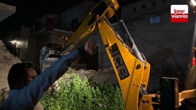 Punjab government's major action against drug smugglers, bulldozer driven on drug mafia's house