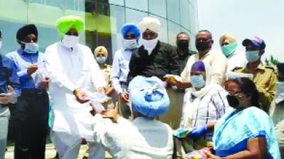 ਸਫ਼ਾਈ ਸੇਵਕਾਂ ਨੂੰ ਹਾਈਜੈਨਿਕ ਕਿੱਟਾਂ ਵੰਡੀਆਂ