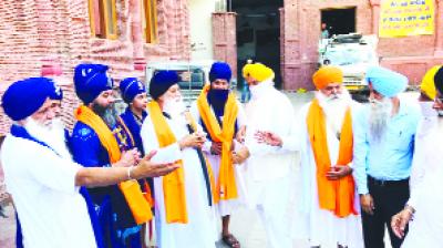 ਹਰਪ੍ਰੀਤ ਸਿੰਘ ਪਠਲਾਵਾ ਨੂੰ ਸਨਮਾਨਤ ਕਰਦੇ ਭਾਈ ਜਸਵੀਰ ਸਿੰਘ ਰੋਡੇ, ਨਾਲ ਭਾਈ ਰਜਿੰਦਰ ਸਿੰਘ ਮਹਿਤਾ, ਚਰਨਜੀਤ ਸਿੰਘ ਜਸੋਵਾਲ ਤੇ ਸਵਰਨਜੀਤ ਸਿੰਘ।