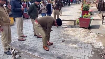 ਪੁਲਿਸ ਅਧਿਕਾਰੀ ਖ਼ੋਲ ਬਰਾਮਦ ਕਰਦੇ ਹੋਏ 