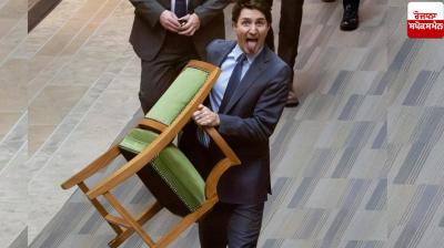 Justin Trudeau carrying his chair pic viral News in punjabi 