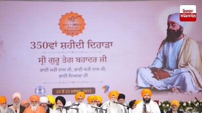 A large number of devotees listened to Gurbani and paid homage to the unparalleled martyrdom of Guru Sahib in the grand kirtan ceremony.
