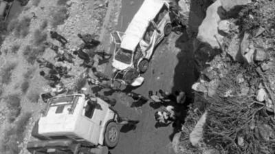 A bus fell down the road built on a hill in Yemen, 15 died