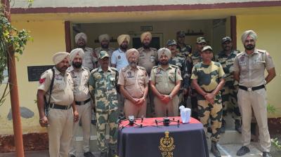 ਪੁਲਿਸ ਤੇ BSF ਜਾਣਕਾਰੀ ਦਿੰਦੇ ਹੋਏ  