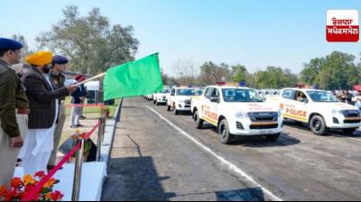 ਮੁੱਖ ਮੰਤਰੀ ਭਗਵੰਤ ਮਾਨ ਗੱਡੀਆਂ ਨੂੰ ਹਰੀ ਝੰਡੀ ਦਿੰਦੇ ਹੋਏ 