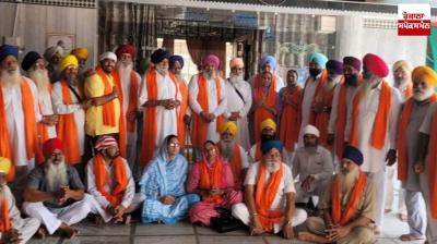 ਨਵੀਂ ਪੰਚਾਇਤ ਦਾ ਪਿੰਡ ਵਾਸੀ ਸਿਰੋਪਾ ਪਾ ਸਨਮਾਨ ਕਰਦੇ ਹੋਏ 