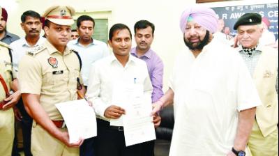 Chief minister Capt Amarinder Singh Honoring SDM Tapa