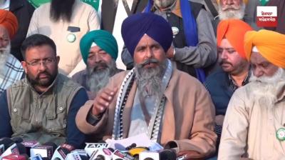  ਕਿਸਾਨ ਆਗੂ ਸਰਵਣ ਸਿਘ ਪੰਧੇਰ ਪੱਤਰਕਾਰਾਂ ਨੂੰ ਜਾਣਕਾਰੀ ਦਿੰਦੇ ਹੋਏ 