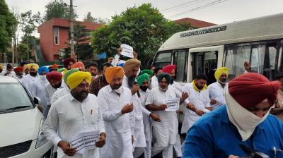  AAP Kisan Wing besieges Cabinet Minister Ashu's house