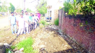 People  Showing Dirty Water On Road